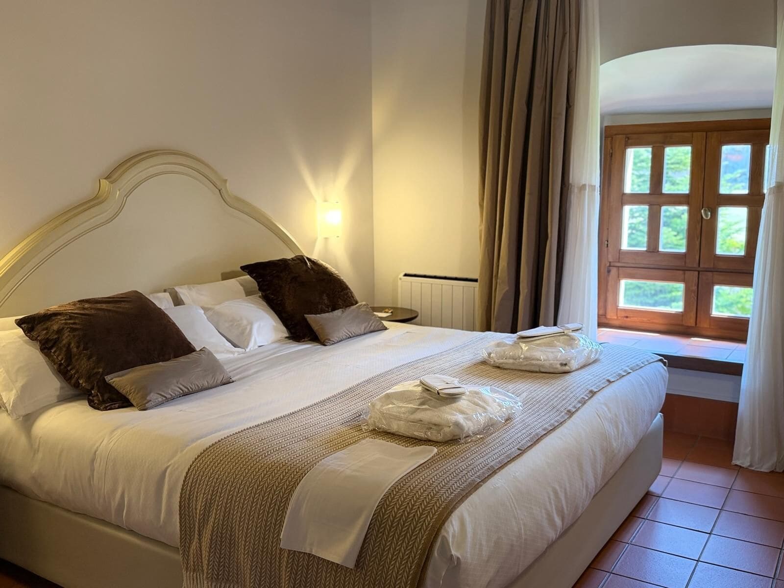 Room (Zona Claustro) | Minibar, in-room safe, desk, soundproofing