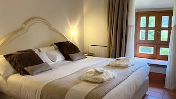 Room (Zona Claustro) | Minibar, in-room safe, desk, soundproofing