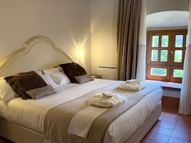 Room (Zona Claustro) | Minibar, in-room safe, desk, soundproofing