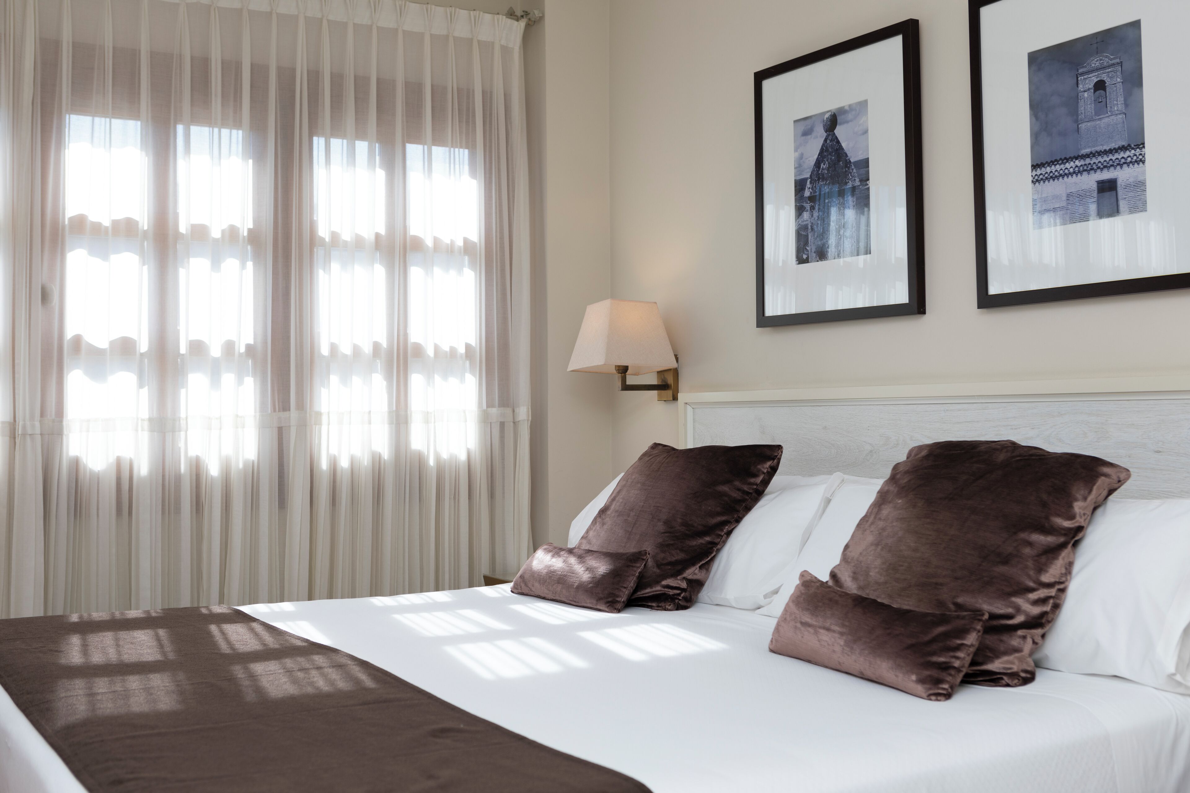 standard room | 1 bedroom, minibar, in-room safe, desk