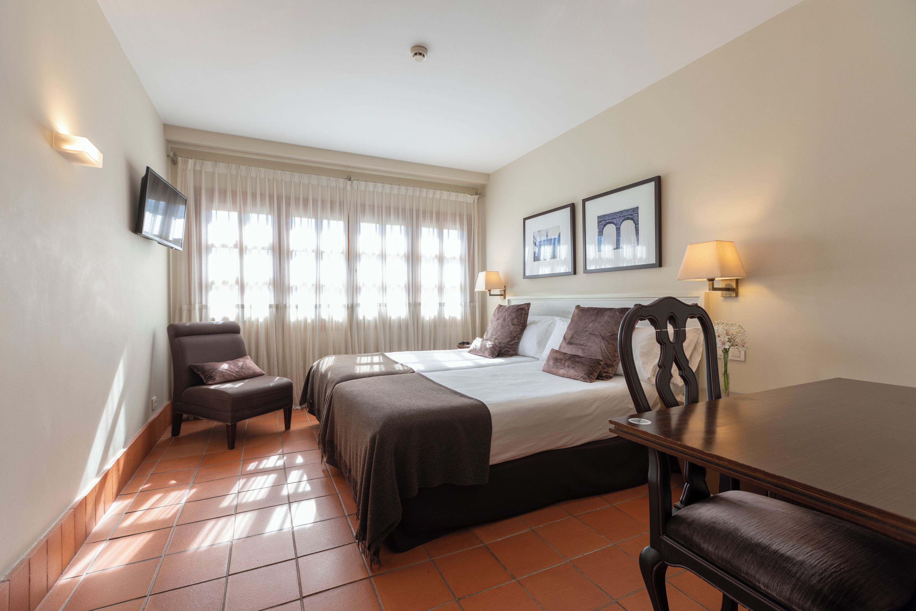 Minibar, coffres-forts dans les chambres, bureau, chambres insonorisées