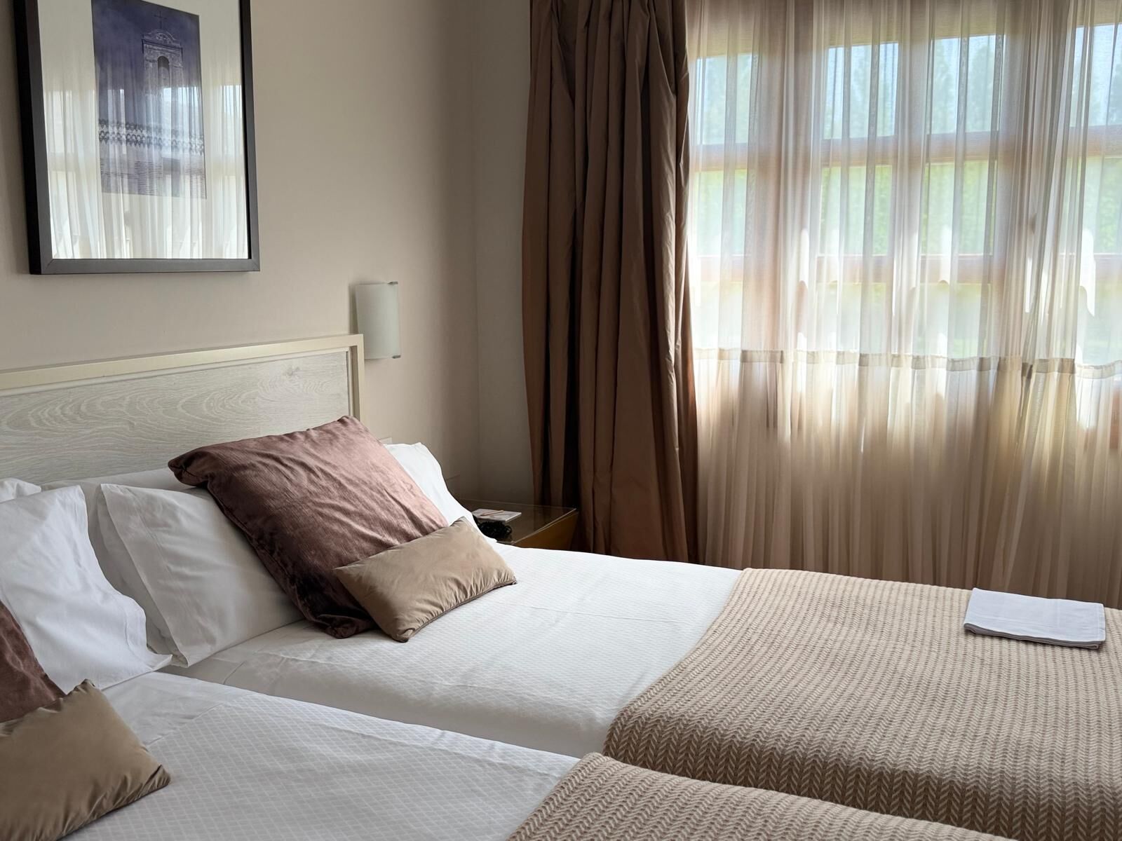 Minibar, caja de seguridad en la habitación y escritorio 