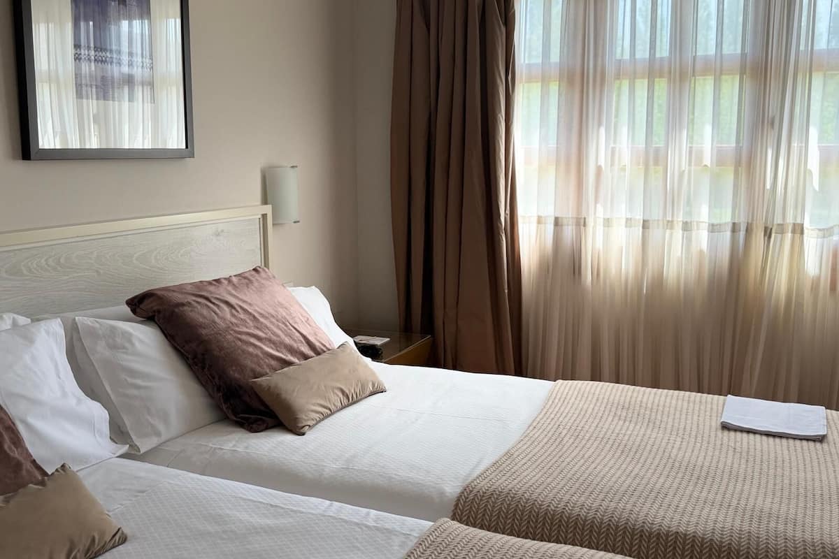 Minibar, caja de seguridad en la habitación y escritorio