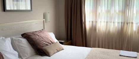 Classic Twin Room | Minibar, in-room safe, desk, soundproofing