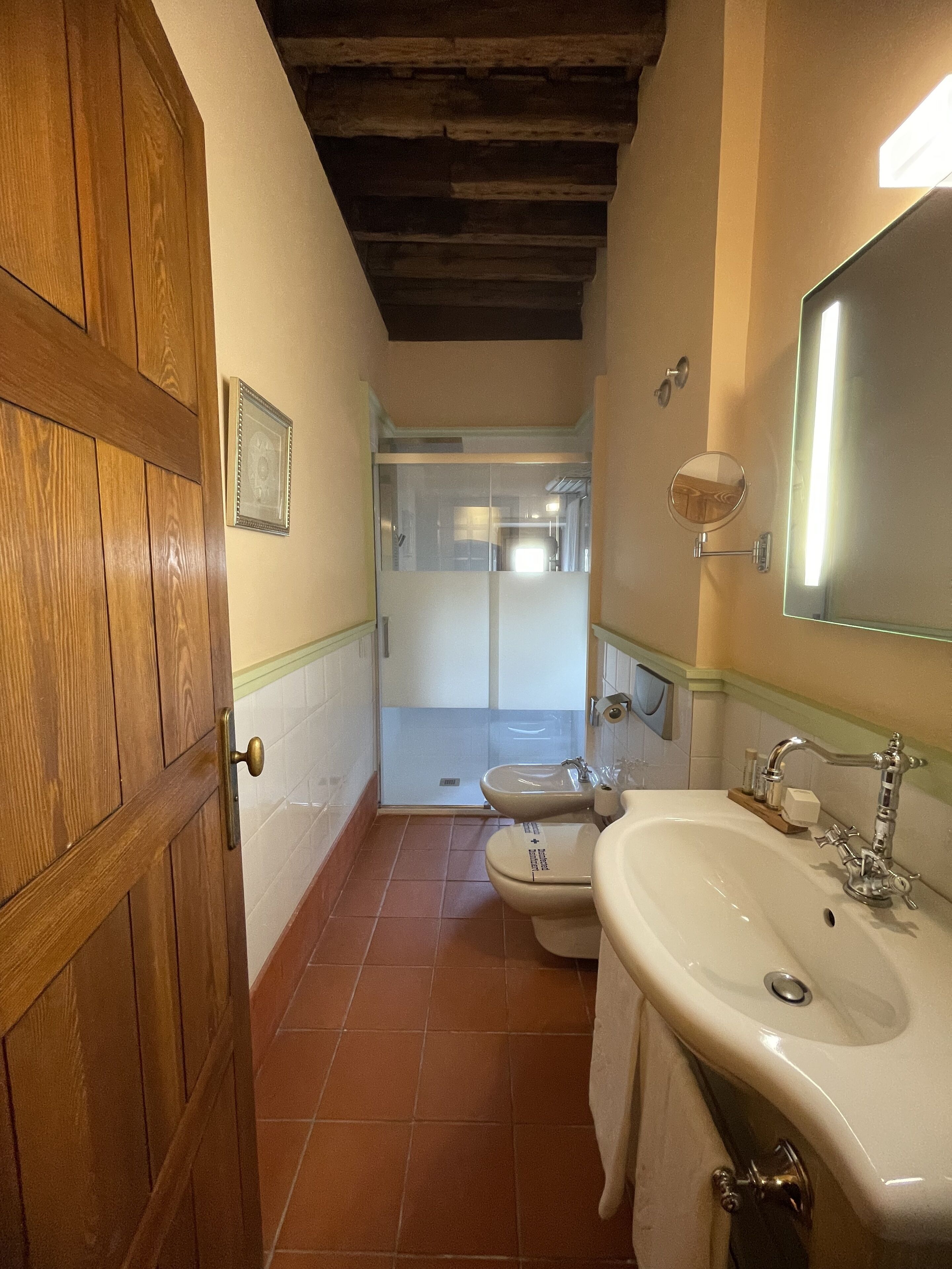 standard room | bathroom | shower, eco-friendly toiletries, hair dryer, towels