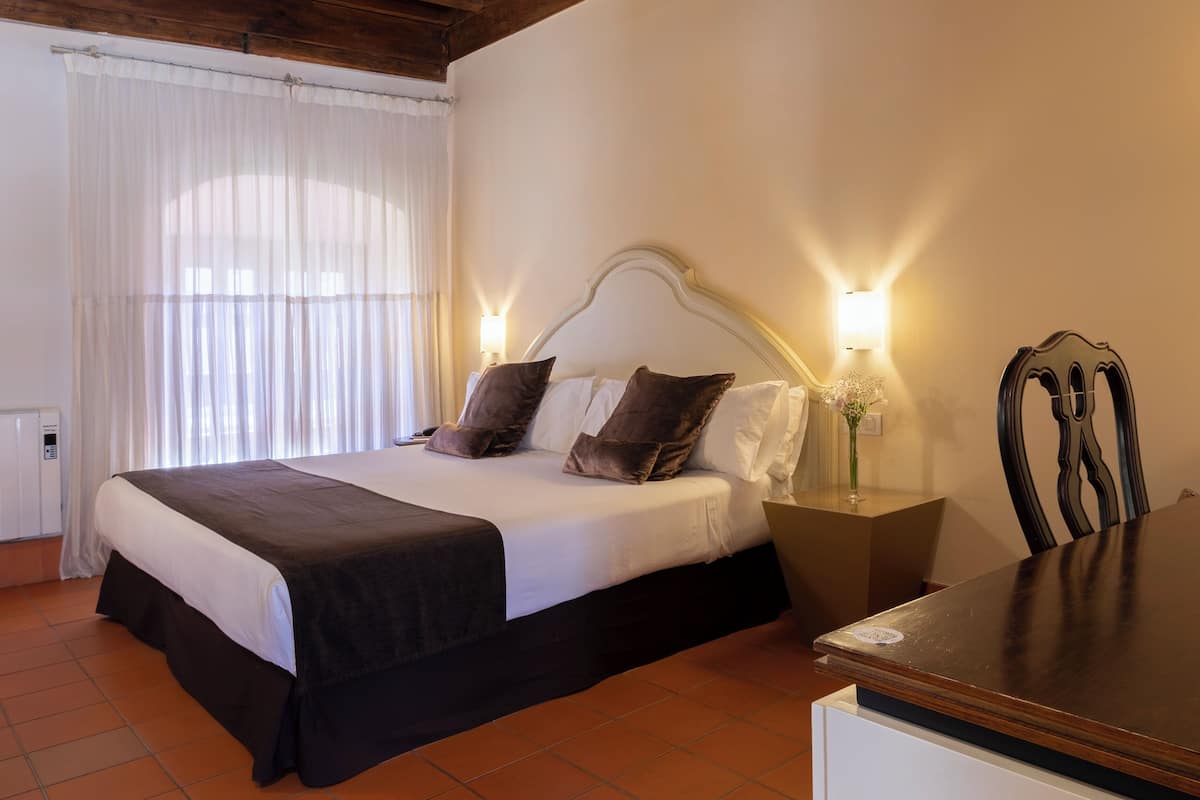 Room (Zona Claustro) | Minibar, in-room safe, desk, soundproofing