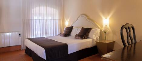 Habitación (Zona Claustro) | Minibar, caja de seguridad en la habitación y escritorio