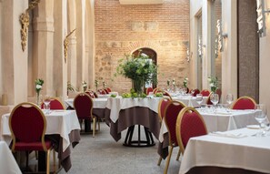 Déjeuner et dîner servis sur place