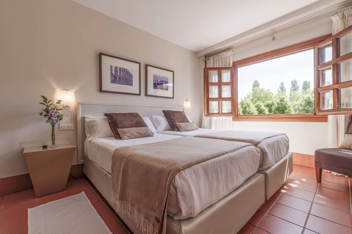 Klassieke Twin kamer | Een minibar, een kluis op de kamer, een bureau, geluiddichte muren
