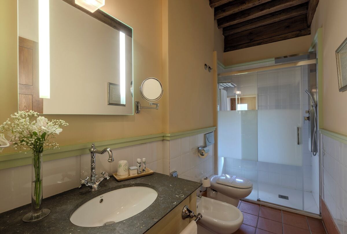 room (zona claustro) | bathroom | shower, eco-friendly toiletries, hair dryer, towels