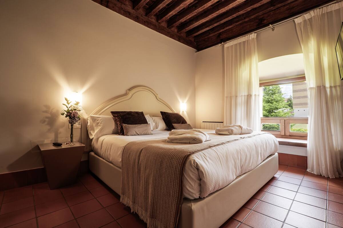 Kamer (Zona Claustro) | Een minibar, een kluis op de kamer, een bureau, geluiddichte muren
