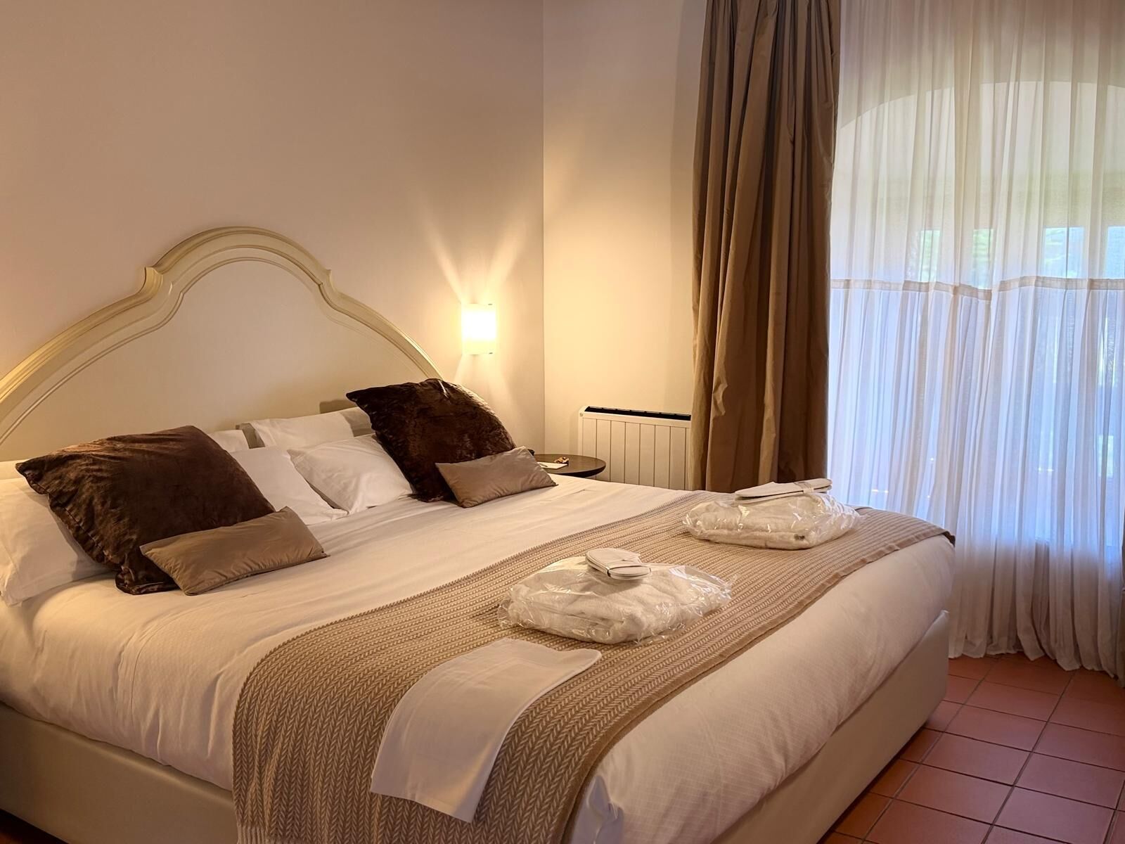 Minibar, caja de seguridad en la habitación y escritorio 