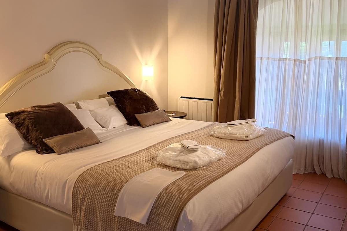 Minibar, caja de seguridad en la habitación y escritorio