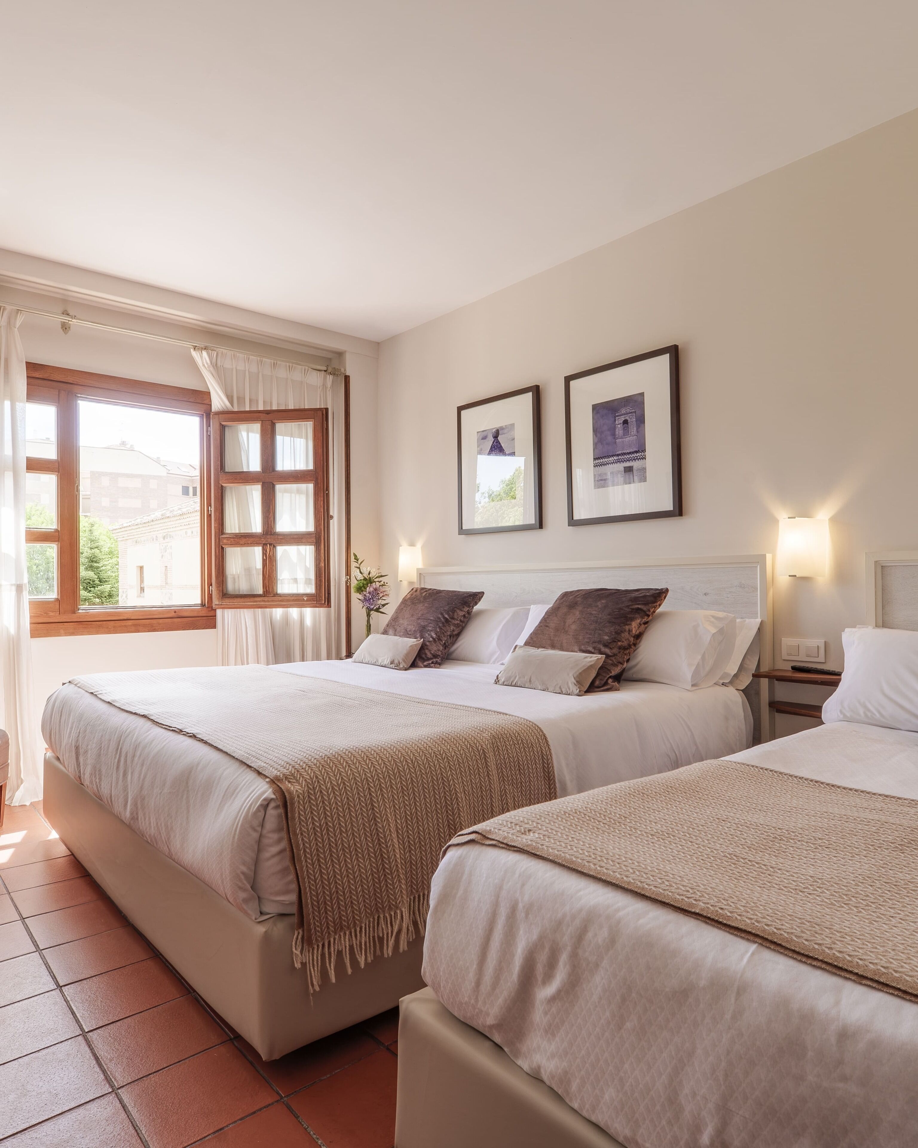 Classic Triple Room | Minibar, in-room safe, desk, soundproofing