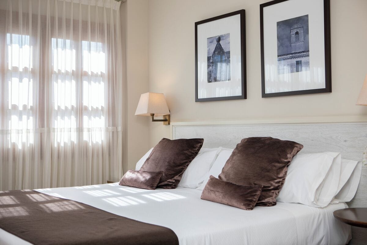 Habitación doble clásica | Minibar, caja de seguridad en la habitación y escritorio 