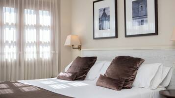 Habitación doble clásica | Minibar, caja de seguridad en la habitación y escritorio