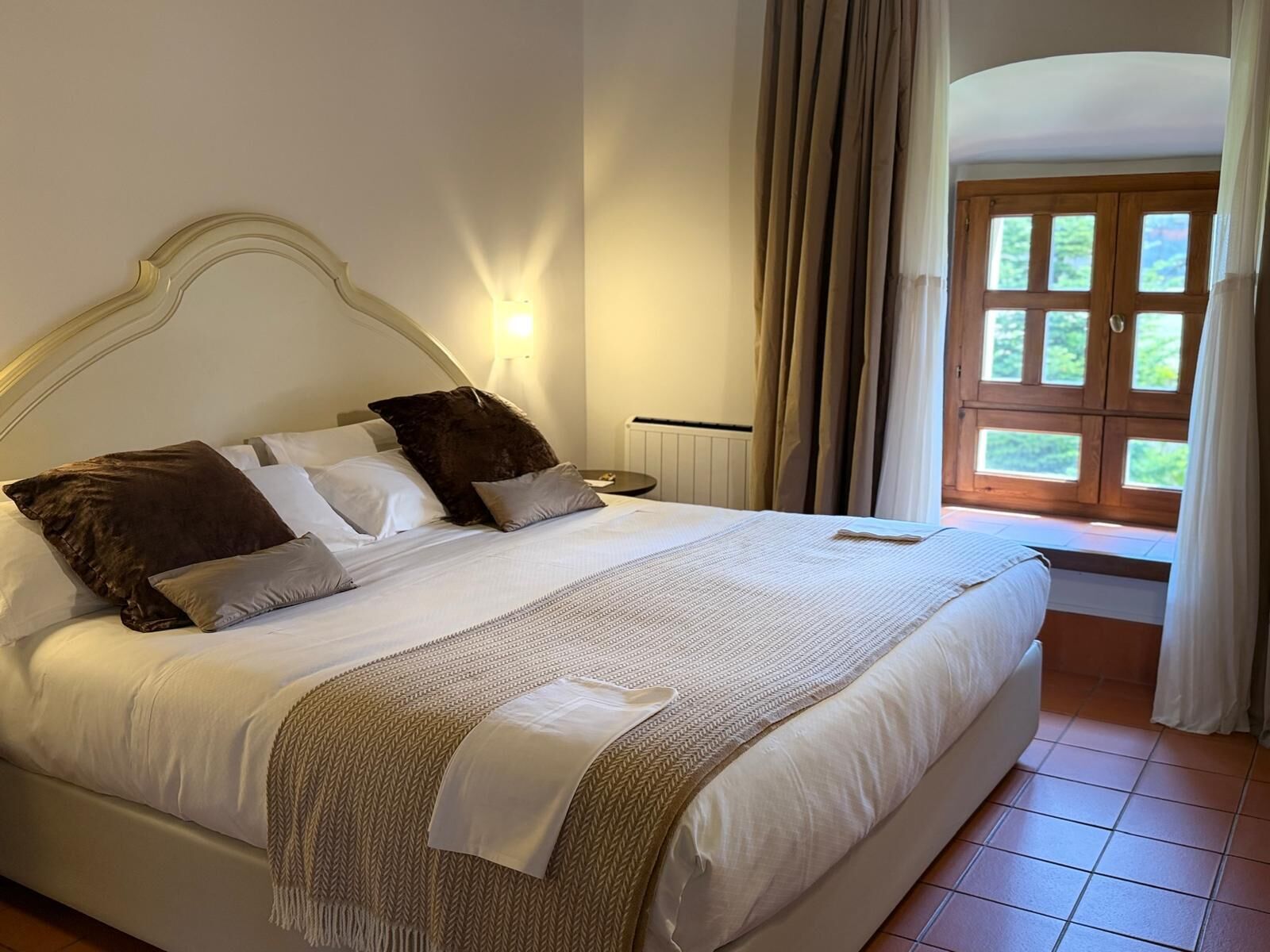 Minibar, caja de seguridad en la habitación y escritorio 