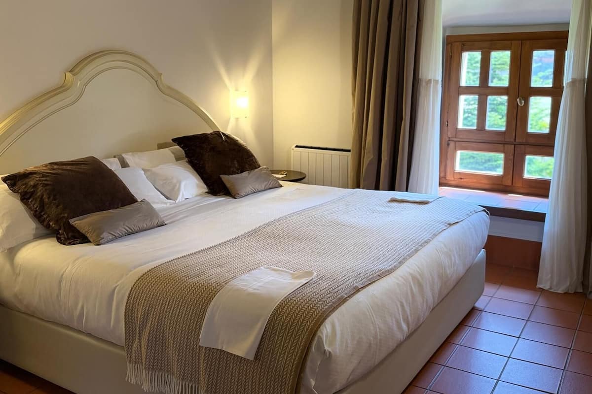 Minibar, caja de seguridad en la habitación y escritorio