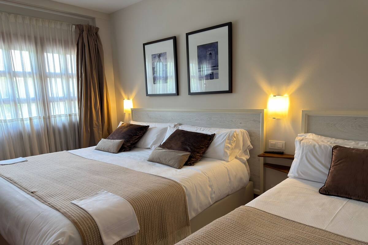 Minibar, caja de seguridad en la habitación y escritorio