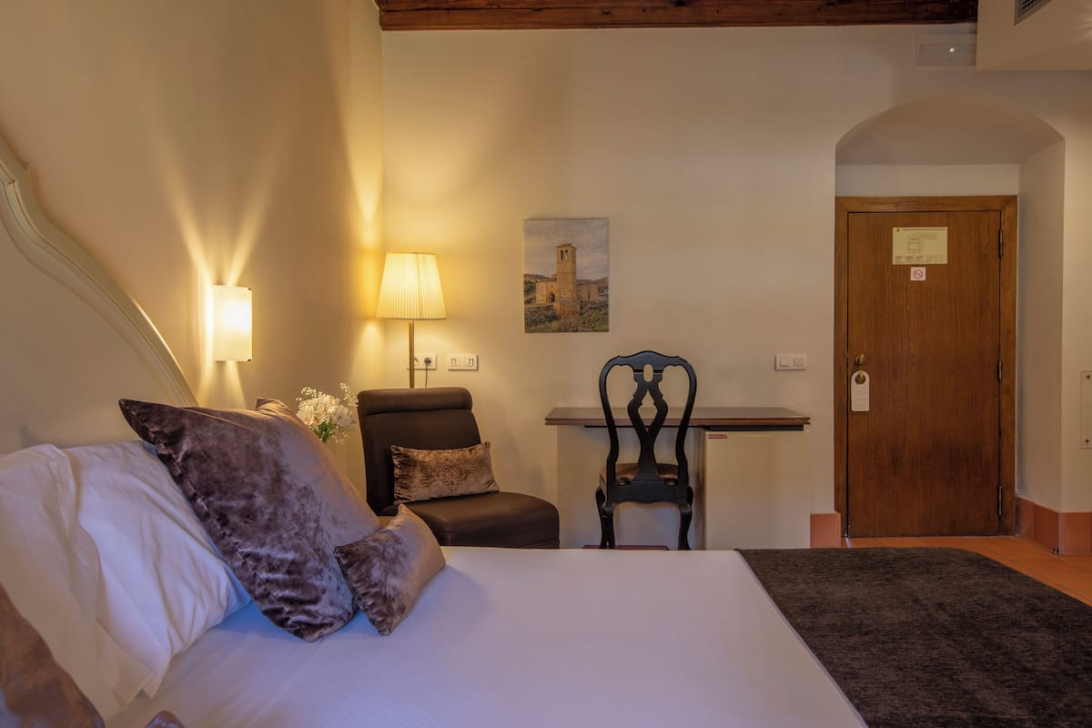 Room (Zona Claustro) | Minibar, in-room safe, desk, soundproofing