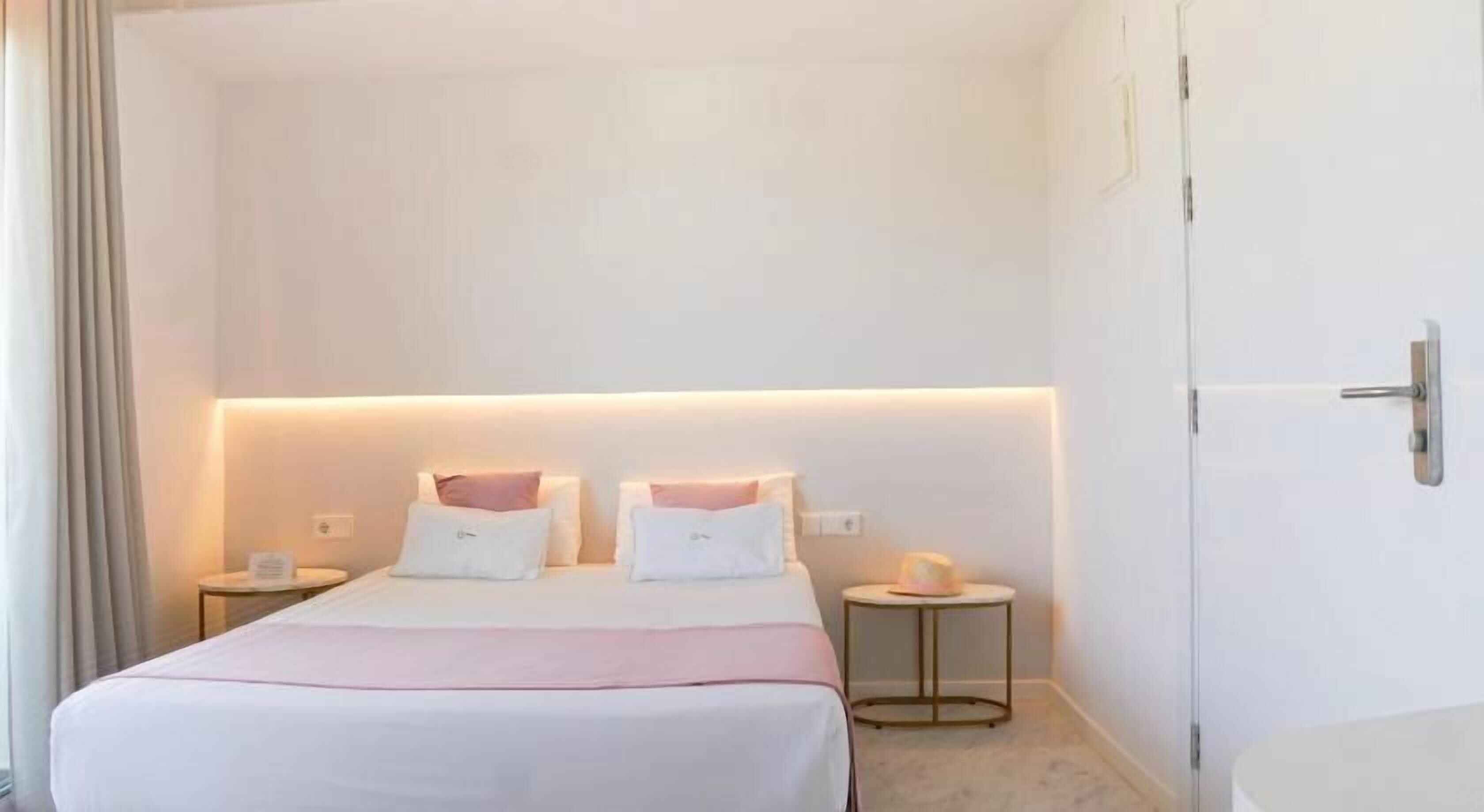 Hypo-allergenic bedding, minibar, in-room safe, individually decorated