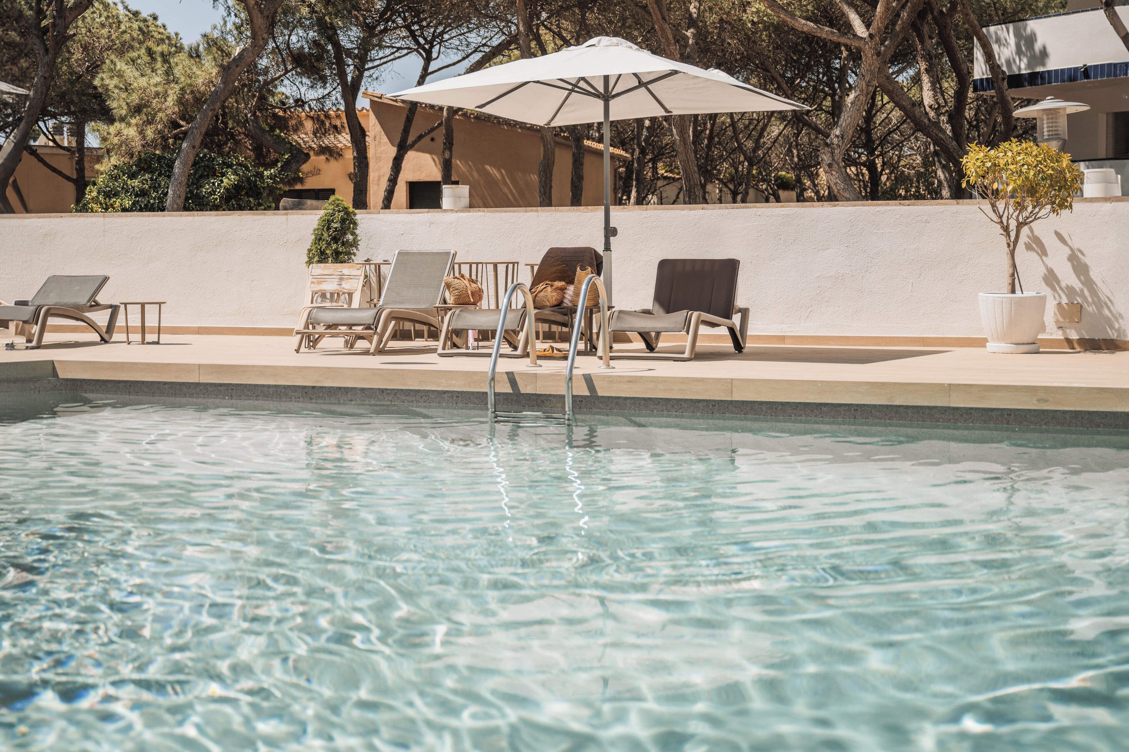 seasonal outdoor pool, open 10:00 am to 8:00 pm, pool umbrellas