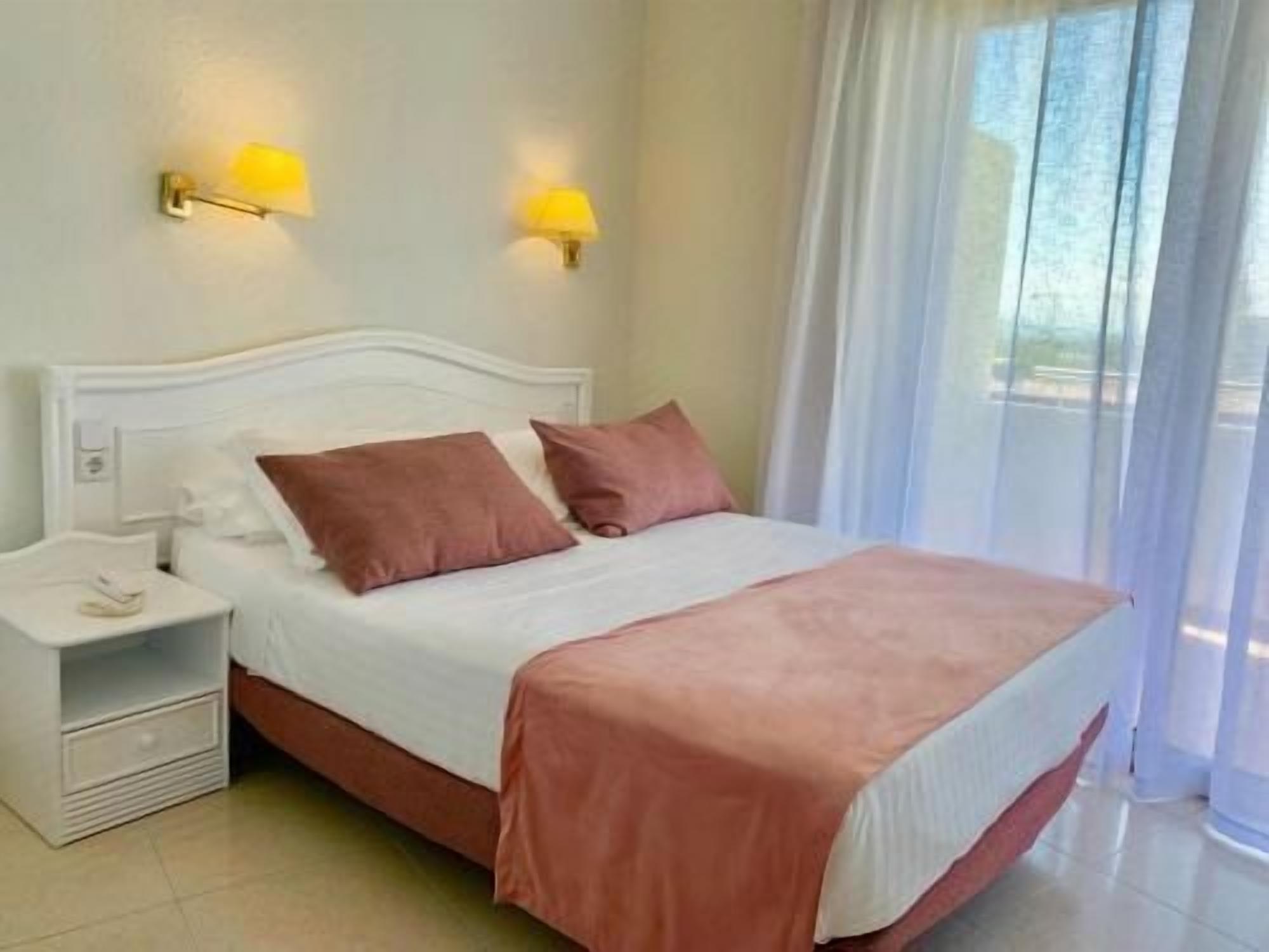 Hypo-allergenic bedding, minibar, in-room safe, individually decorated