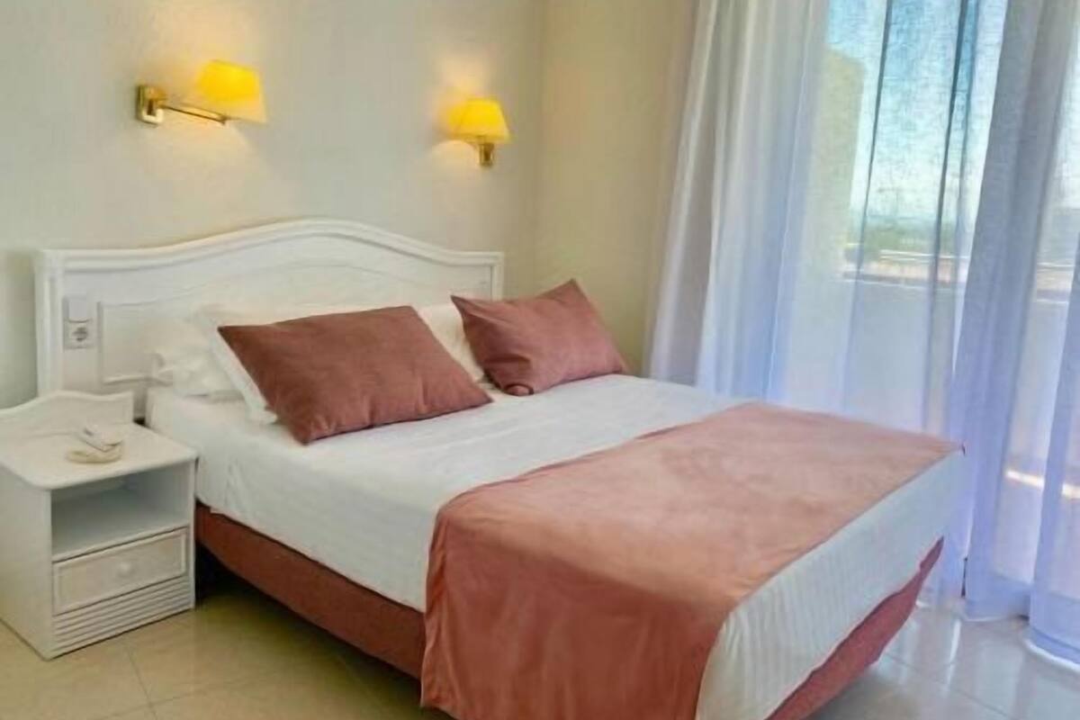 Allergikerbettwaren, Minibar, Zimmersafe, Verdunkelungsvorhänge