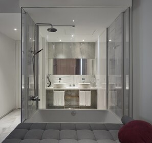 Suite junior, vistas al mar | Baño | Artículos de higiene personal ecológicos, secador de pelo y toallas
