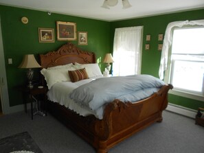 Hypo-allergenic bedding, individually furnished, iron/ironing board - Eastman Inn (North Conway)