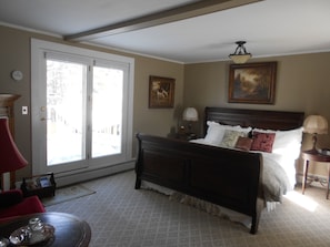 Premium King  | Hypo-allergenic bedding, individually furnished, iron/ironing board - Eastman Inn (North Conway)