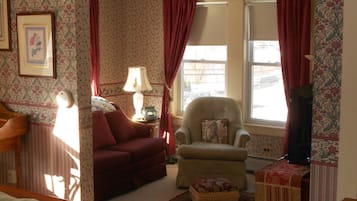 Premium King | Hypo-allergenic bedding, individually furnished, iron/ironing board