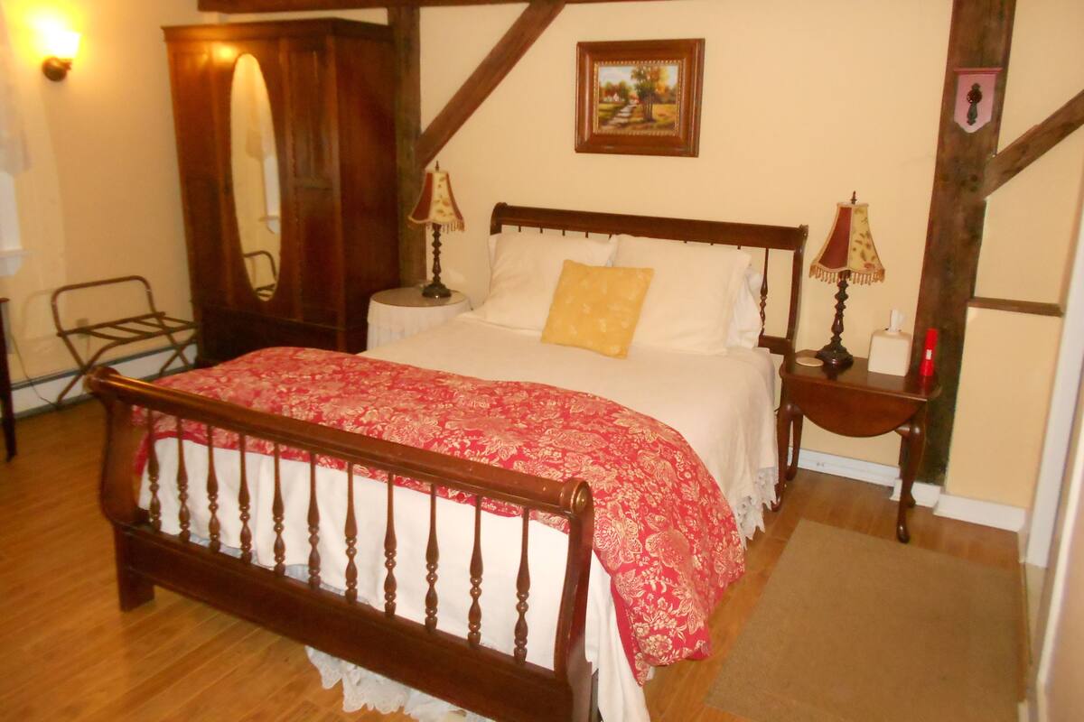 Traditional Queen Room  | Hypo-allergenic bedding available, iron/ironing board (on request)