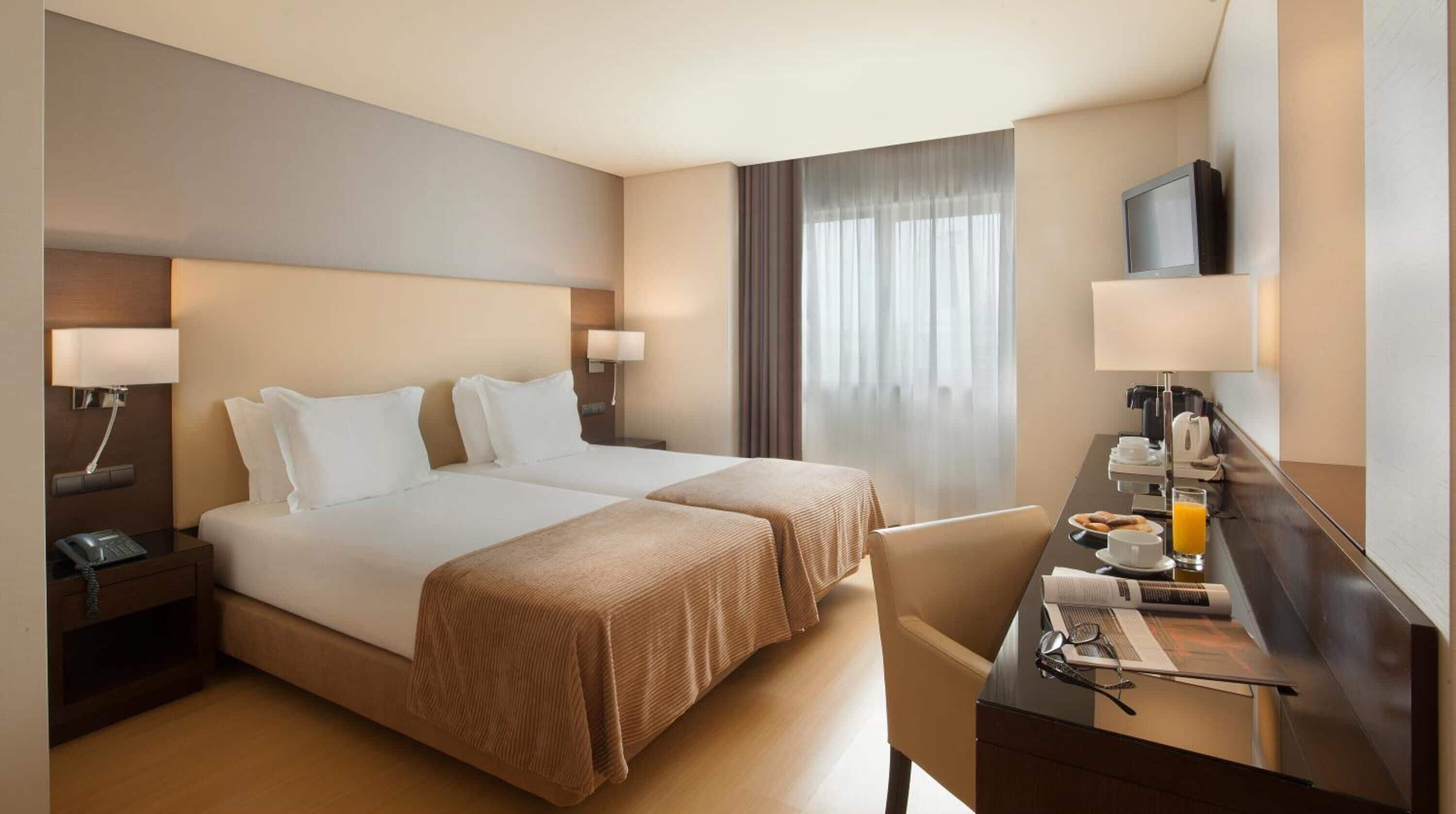 Habitació amb dos llits individuals | Minibar, caixa forta a l'habitació i cortines opaques 