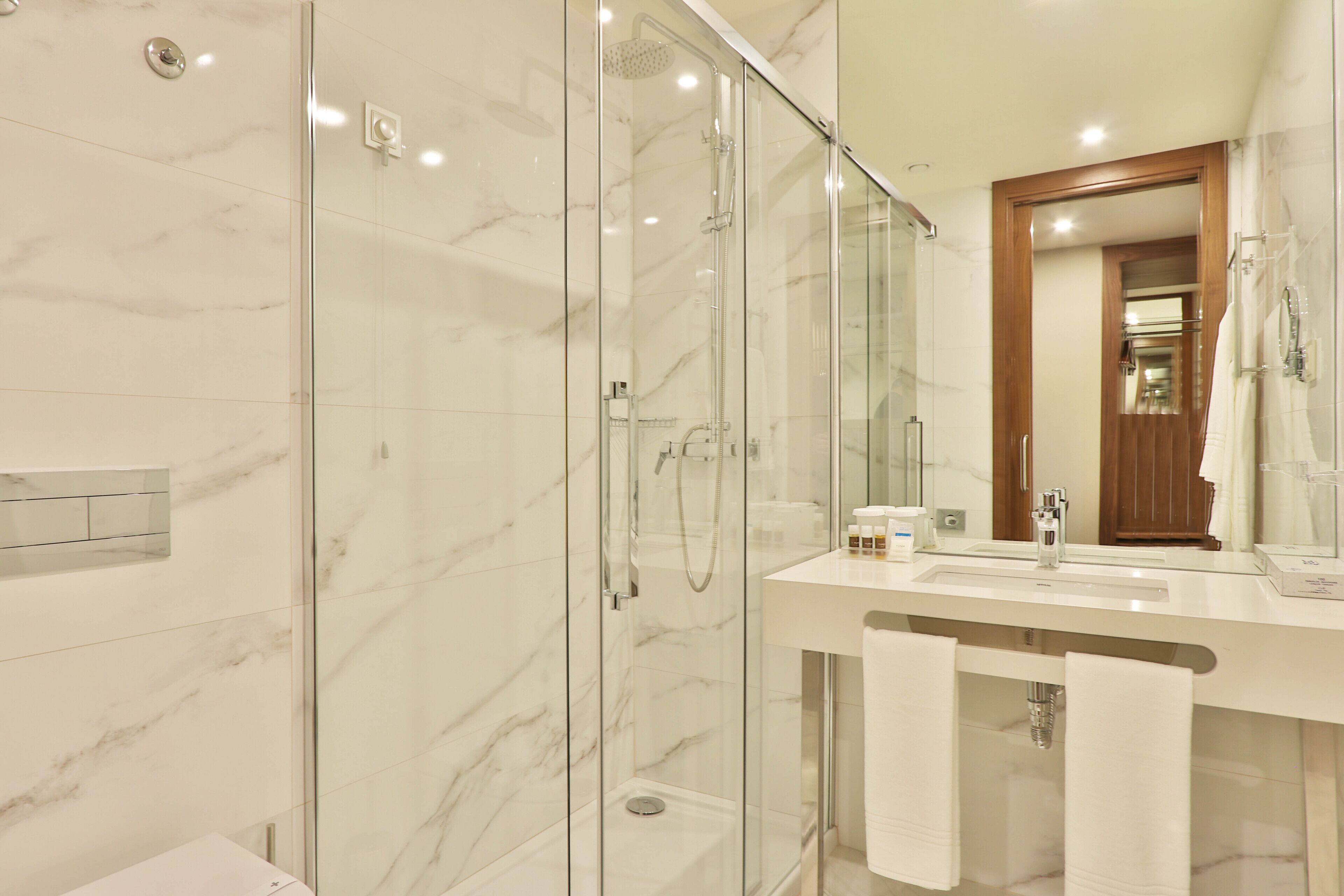 Bañera con ducha, artículos de tocador gratuitos, secador de pelo, bidet