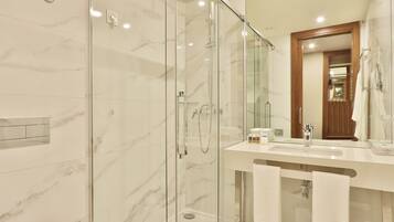 Bañera con ducha, artículos de tocador gratuitos, secador de pelo, bidet