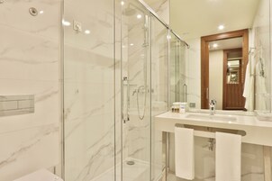 Ducha y bañera combinadas y artículos de higiene personal gratuitos