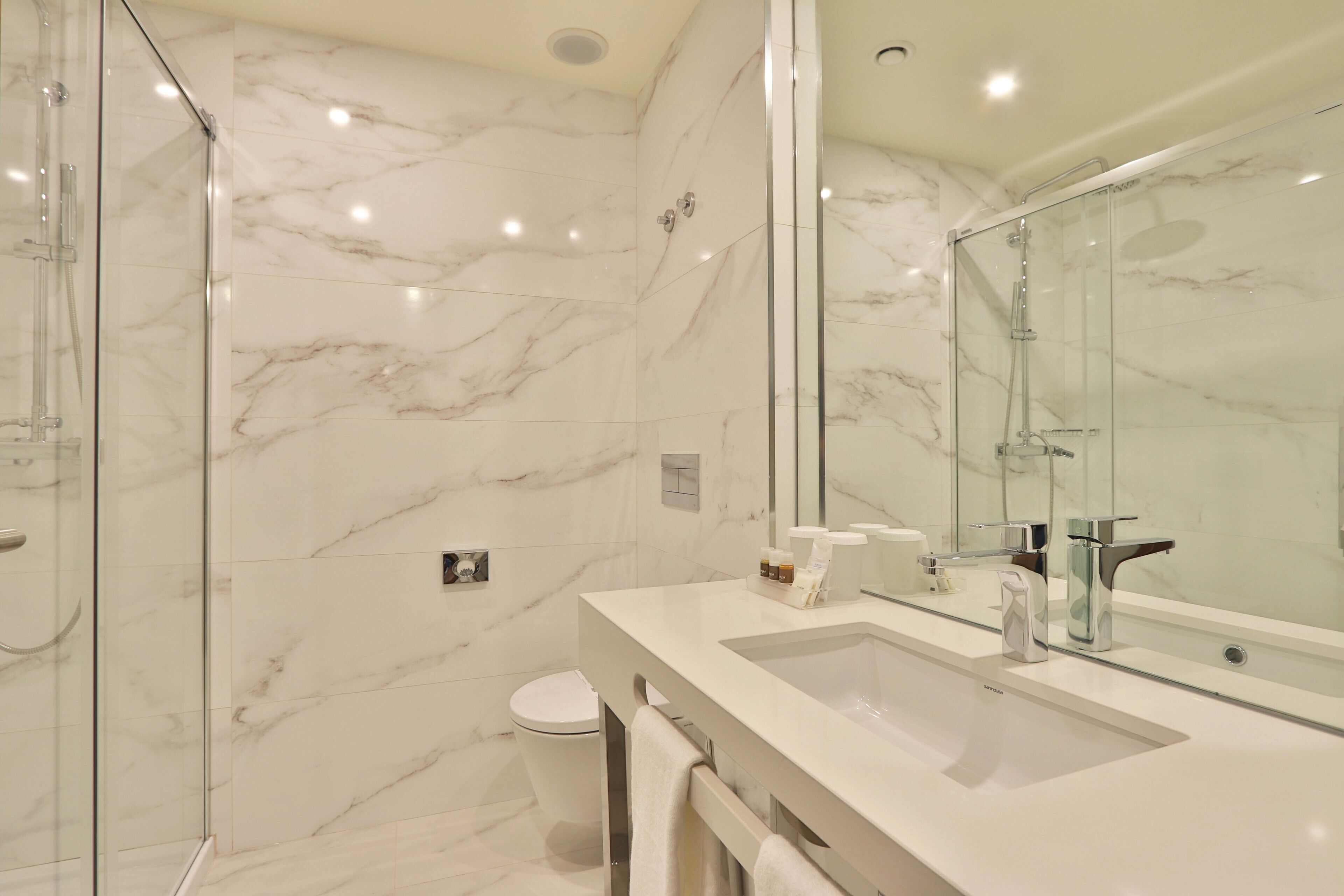 superior twin room | bathroom | combined shower/bathtub, free toiletries, hair dryer, bidet