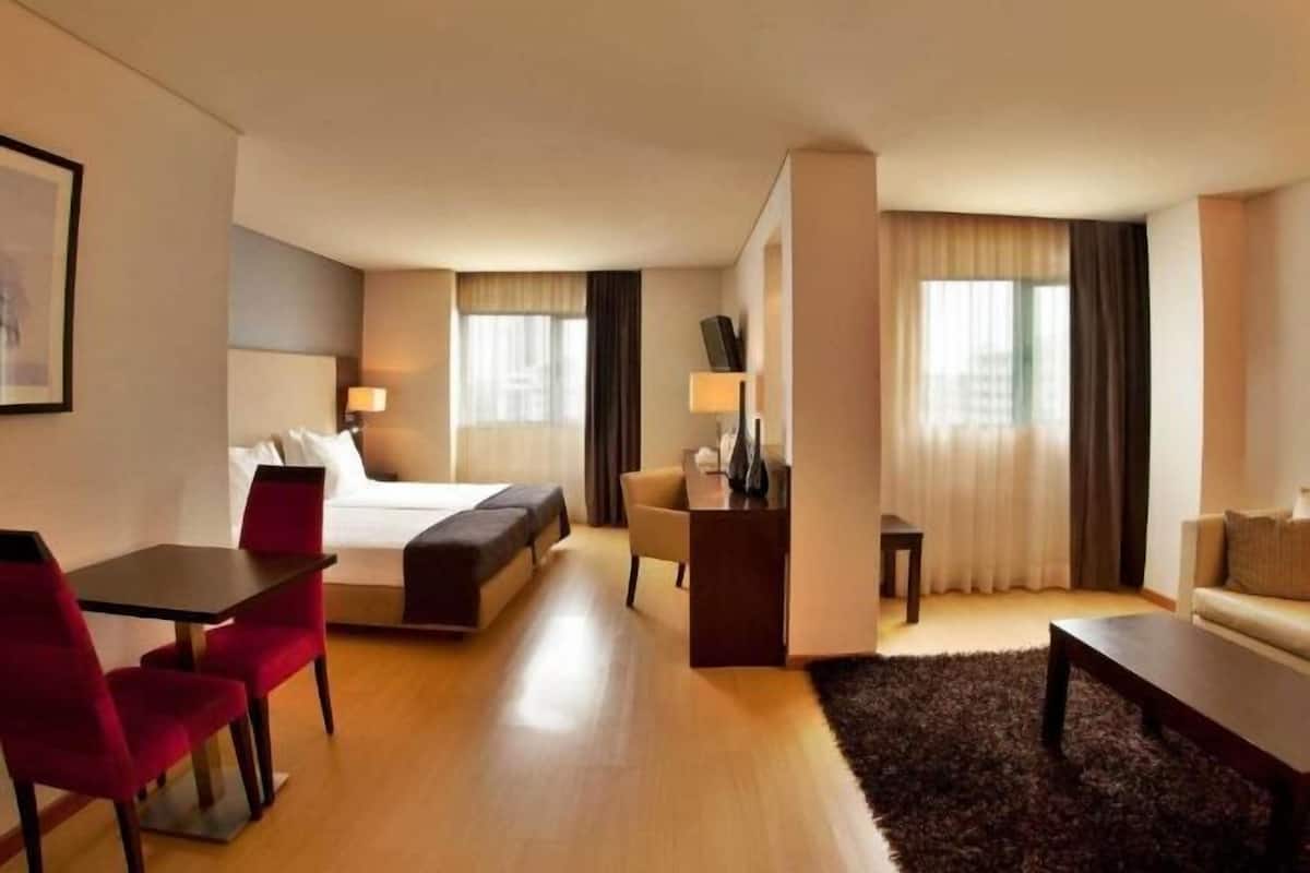 Minibaari, tallelokero huoneessa, pimennysverhot, äänieristys