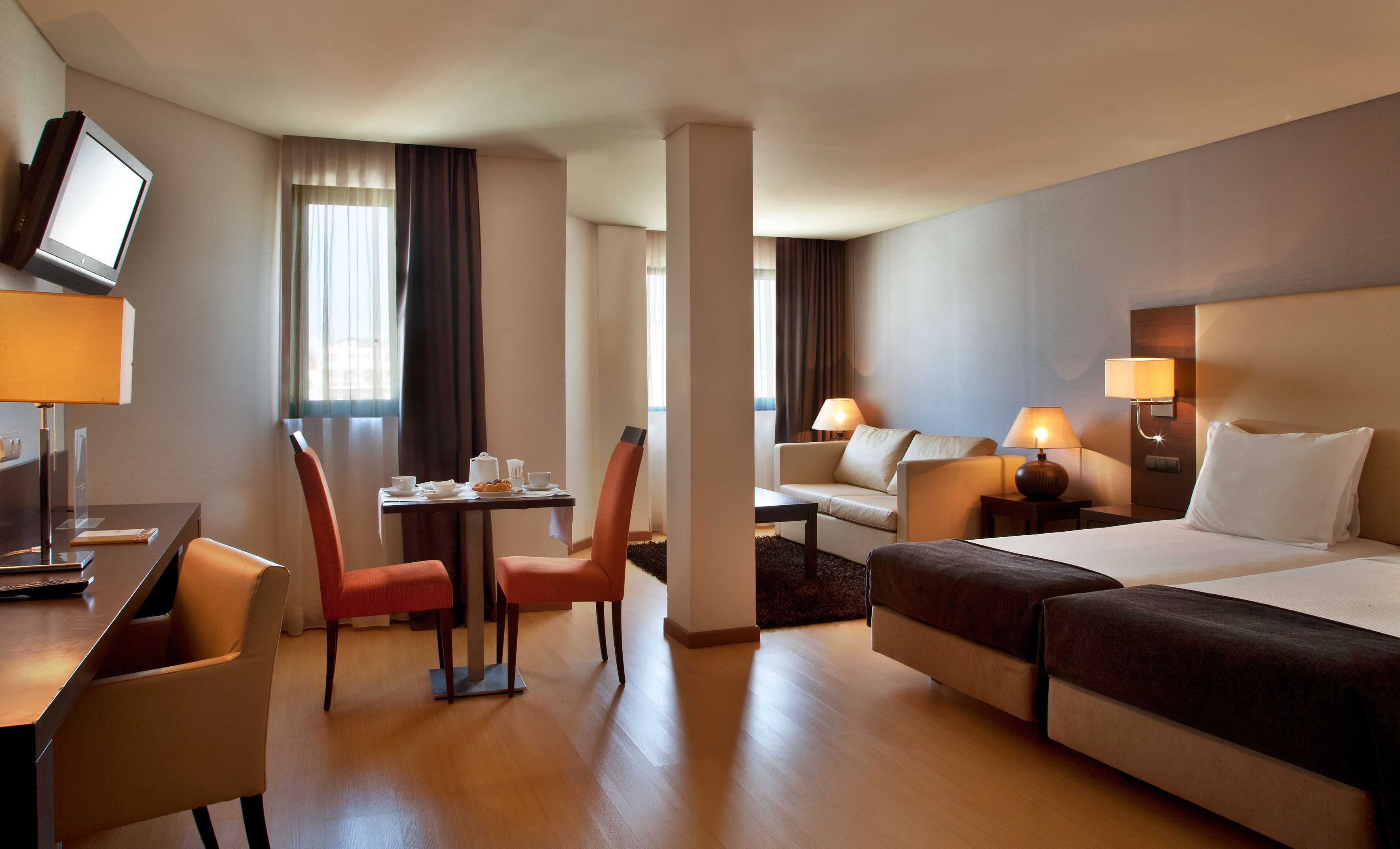 Junior studio suite | Een minibar, een kluis op de kamer, verduisterende gordijnen