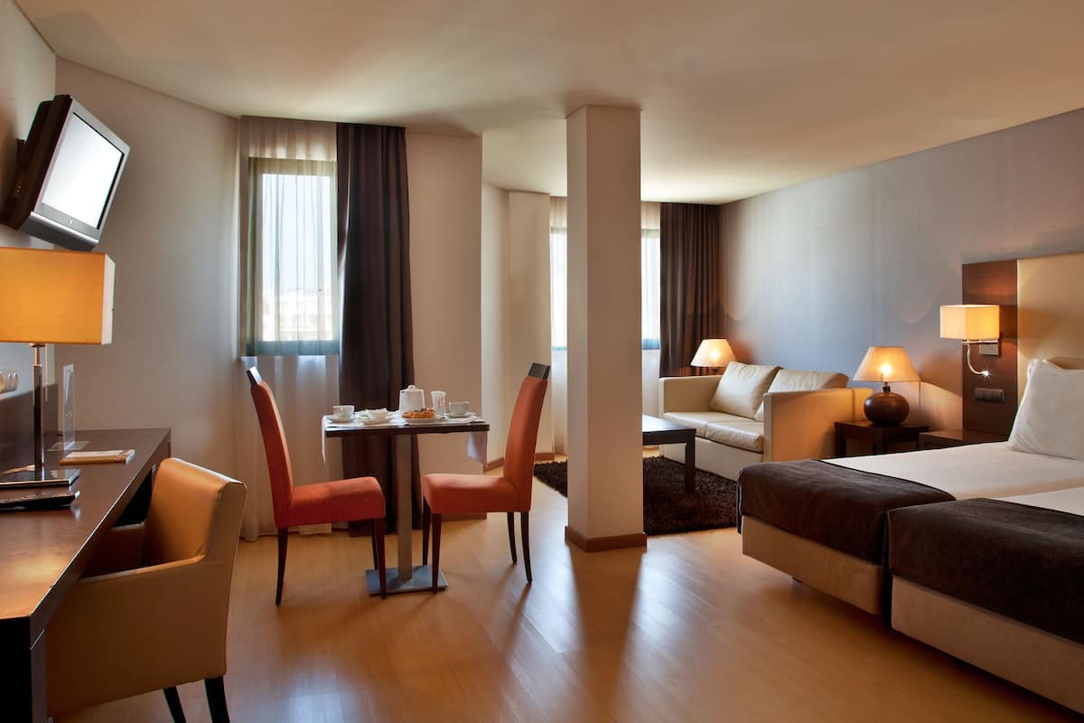 Junior Studio Suite | Minibar, in-room safe, blackout curtains, soundproofing
