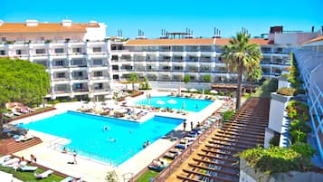 Outdoor pool, pool umbrellas, sun loungers