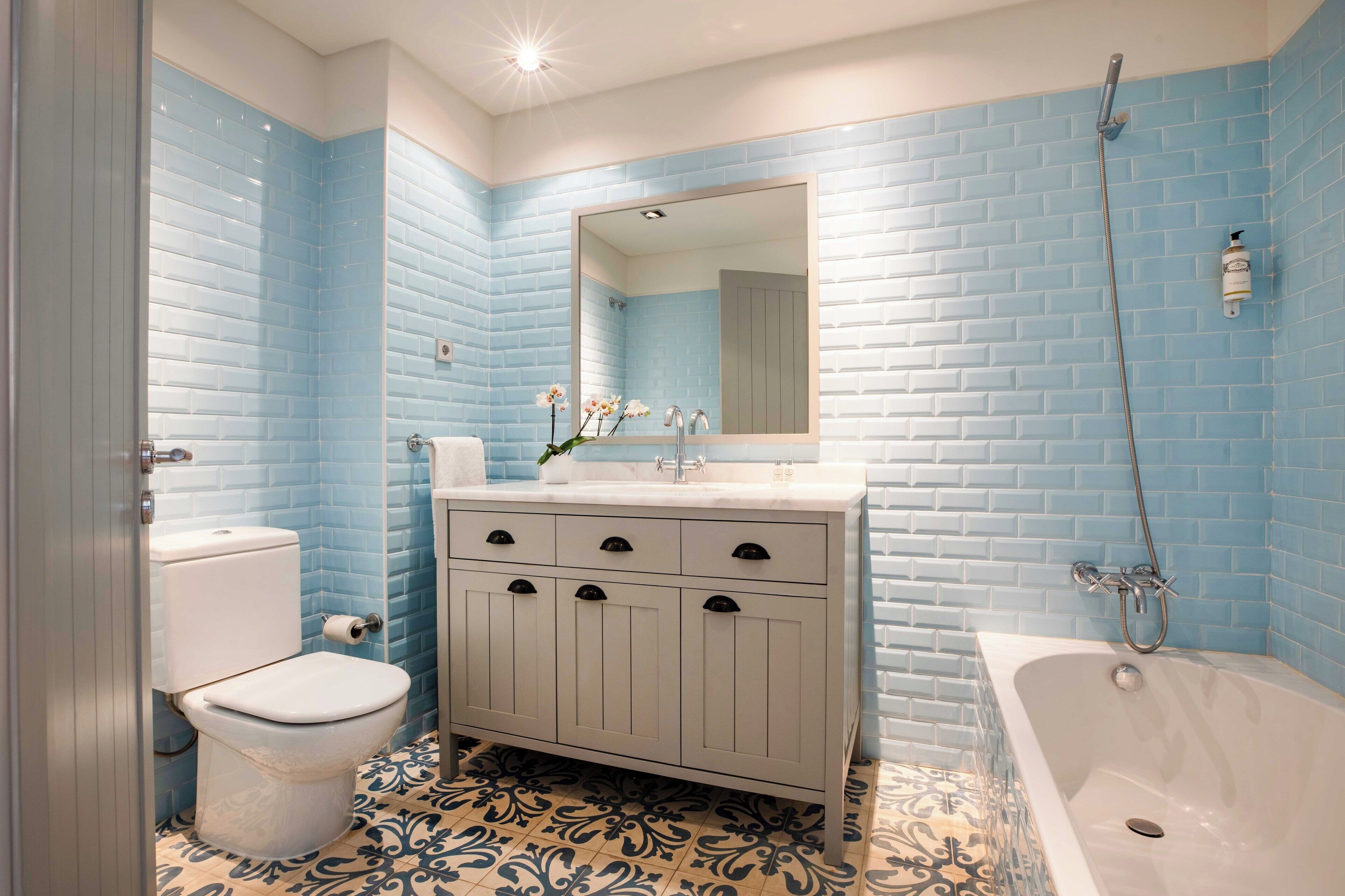 A bathroom with a toilet, sink, and bathtub.