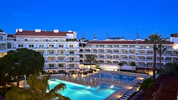 Outdoor pool, pool umbrellas, sun loungers