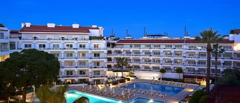 Piscine extérieure, parasols de plage, chaises longues