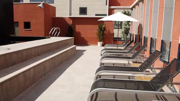 Alberca al aire libre por temporada y camastros