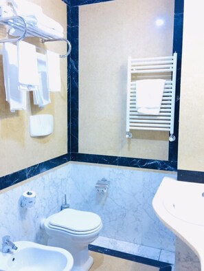 Standard Room | Bathroom | Shower, free toiletries, hair dryer, bidet - Champagne Garden (Rome)