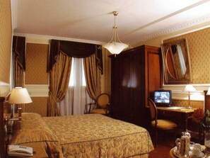 Minibar, in-room safe, desk, blackout drapes - Champagne Garden (Rome)