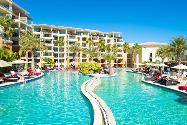 2 piscines extérieures, parasols, chaises longues