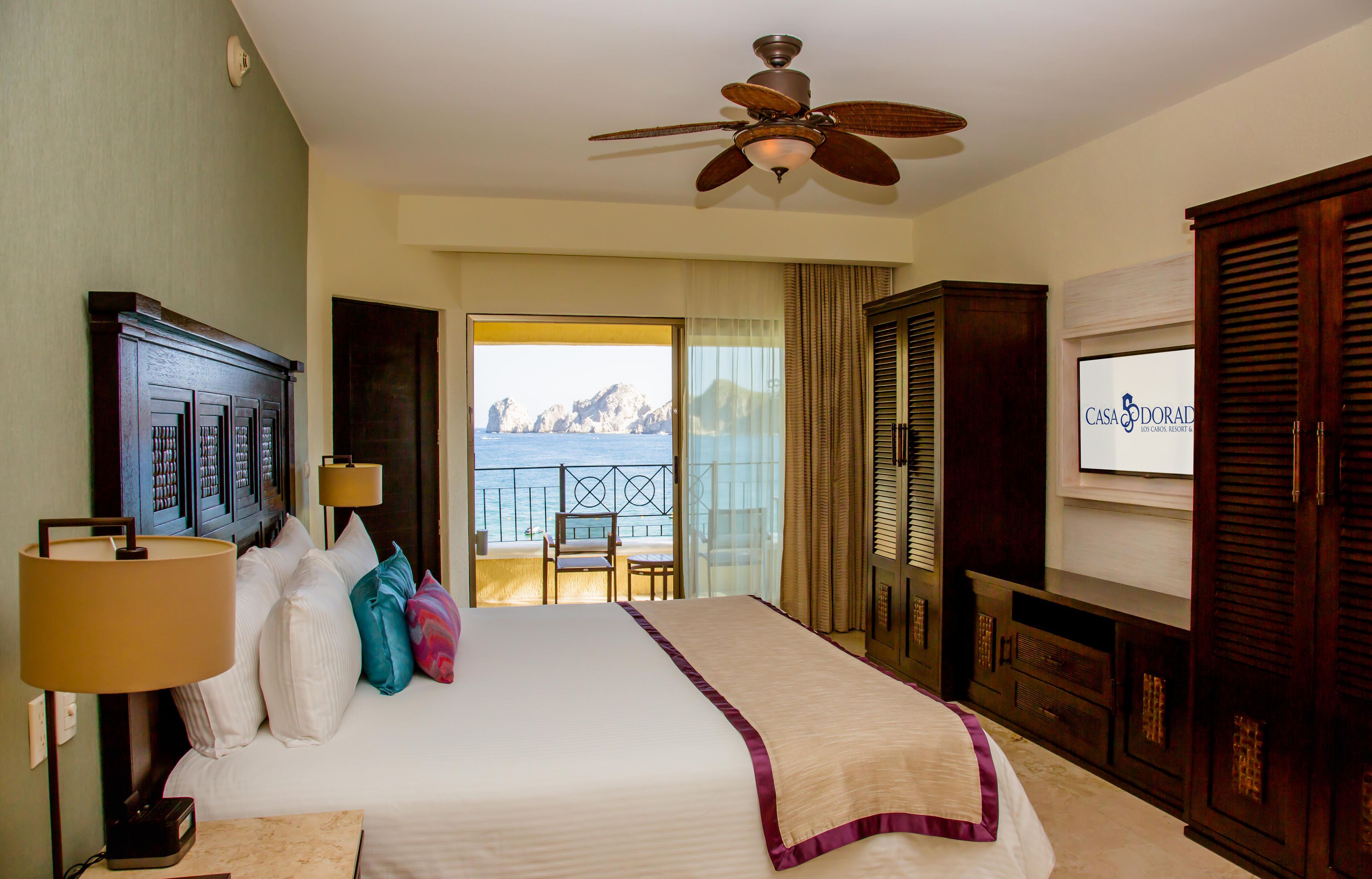 2 Bedroom Suite Ocean Front No Meals Included | Ropa de cama de alta calidad y edredón 